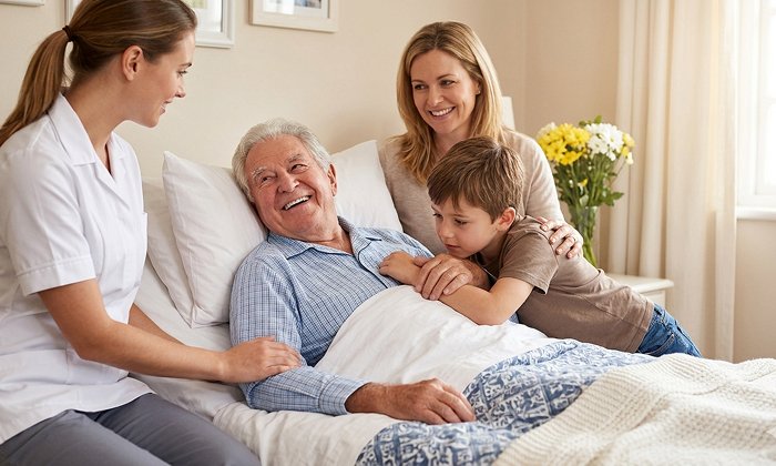 Семья и врач поддерживают мужчину